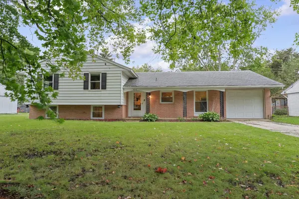 905 Stratford DR, Champaign, IL 61821