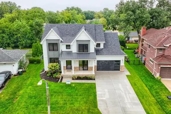 1515 N Fernandez PL, Arlington Heights, IL 60004
