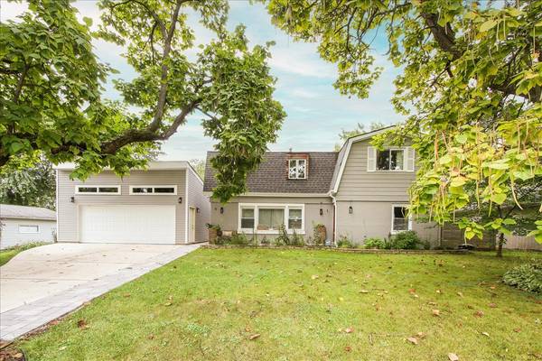 63 Fairway RD, Lake Zurich, IL 60047
