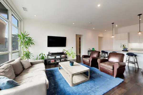 367 W Locust ST #305, Chicago, IL 60610