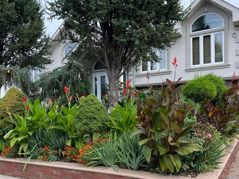 548 S Strong AVE, Lindenhurst, NY 11757