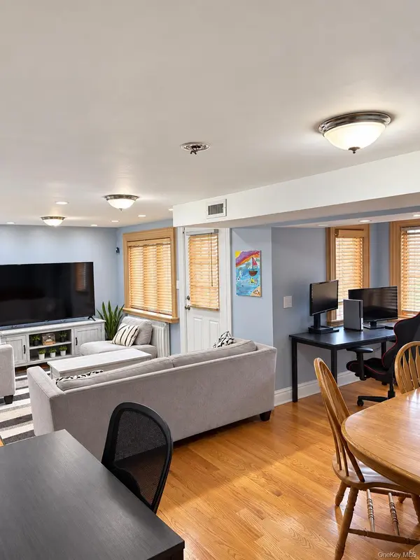 548 S Strong AVE, Lindenhurst, NY 11757