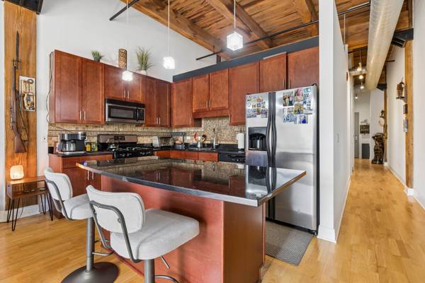 770 W Gladys AVE #304, Chicago, IL 60661