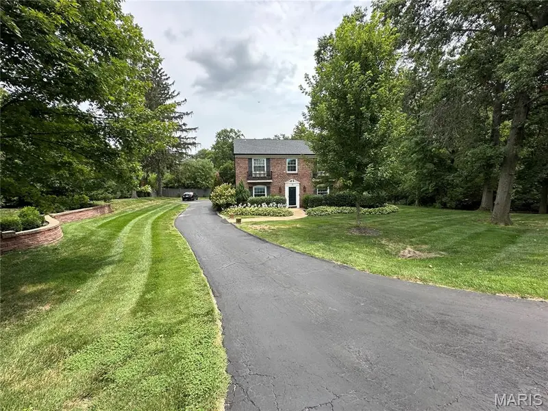 2 Woodoaks TRL, Ladue, MO 63124