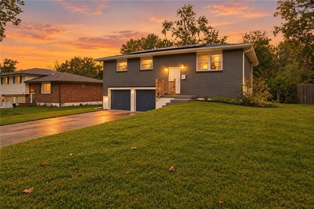 912 Colbern DR, Belton, MO 64012
