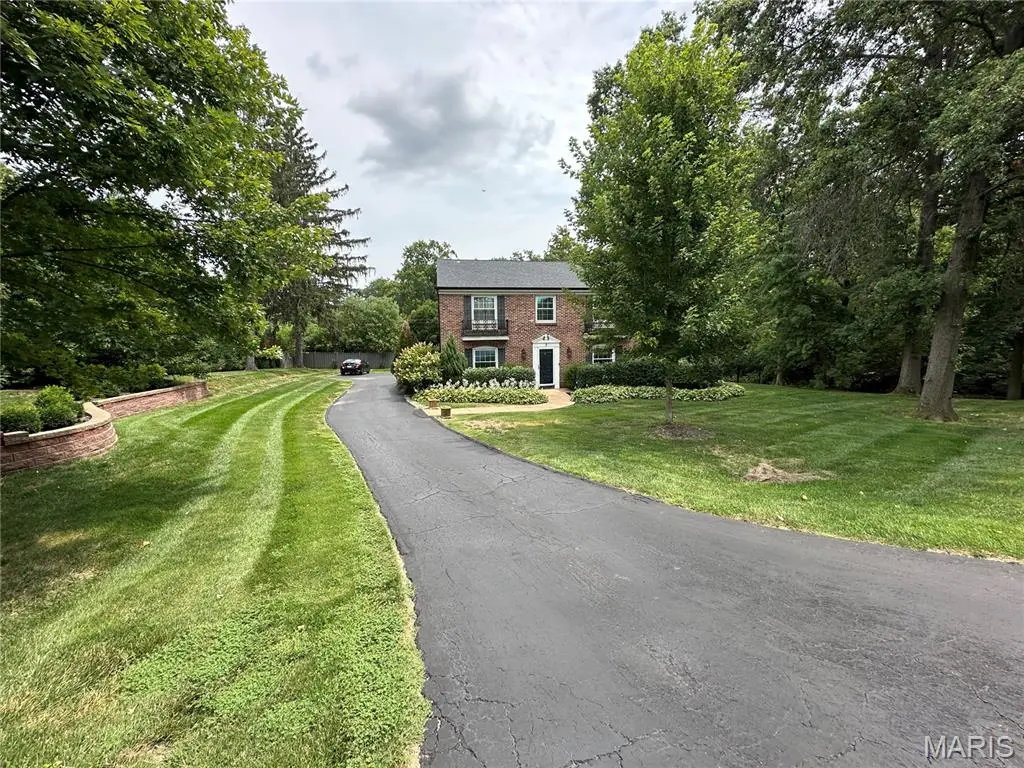 2 Woodoaks TRL, Ladue, MO 63124