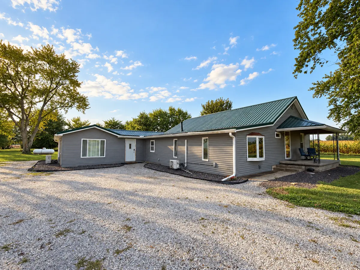 2076 N State RD, Flora, IL 62839