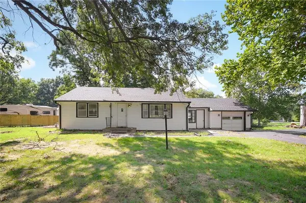412 NW Donovan RD, Lee's Summit, MO 64063