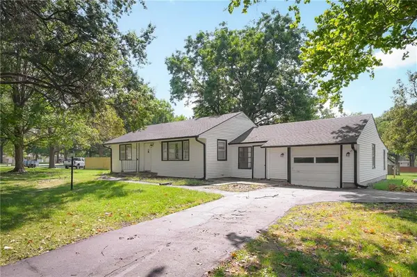 412 NW Donovan RD, Lee's Summit, MO 64063