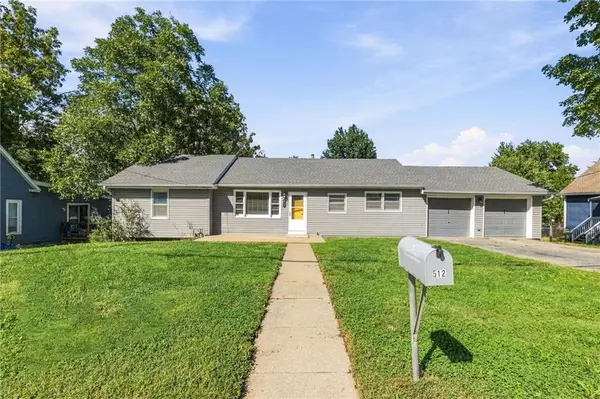 512 E Woods ST, Smithville, MO 64089