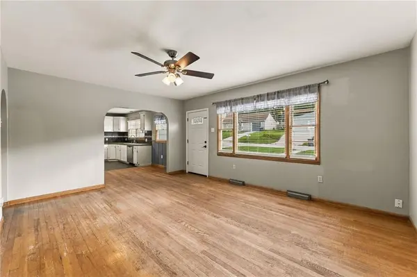 512 E Woods ST, Smithville, MO 64089