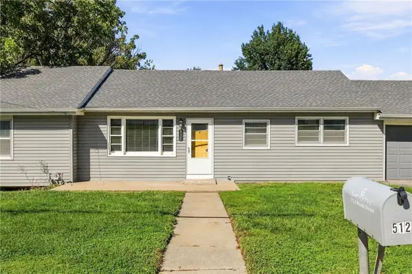 512 E Woods ST, Smithville, MO 64089