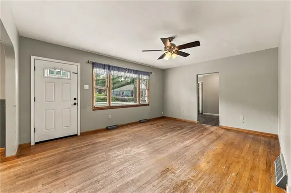 512 E Woods ST, Smithville, MO 64089