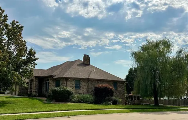 3008 Woods CT, St Joseph, MO 64506