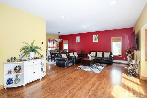 21 Kathleen, Syosset, NY 11791