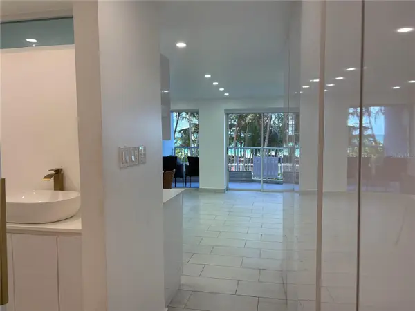 4633 AV. ISLA VERDE #105, Carolina, PR 00979