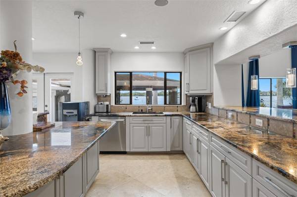 2785 BAYSIDE DR S, St Petersburg, FL, 33705 photo 12