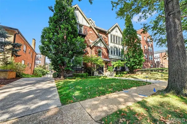 7527 Oxford DR #1E, Clayton, MO 63105