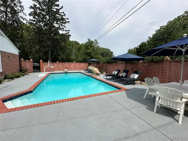 2 Woodoaks TRL, Ladue, MO 63124