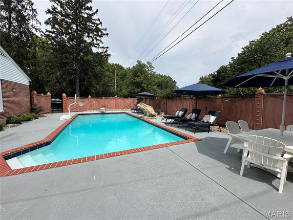 2 Woodoaks TRL, Ladue, MO 63124