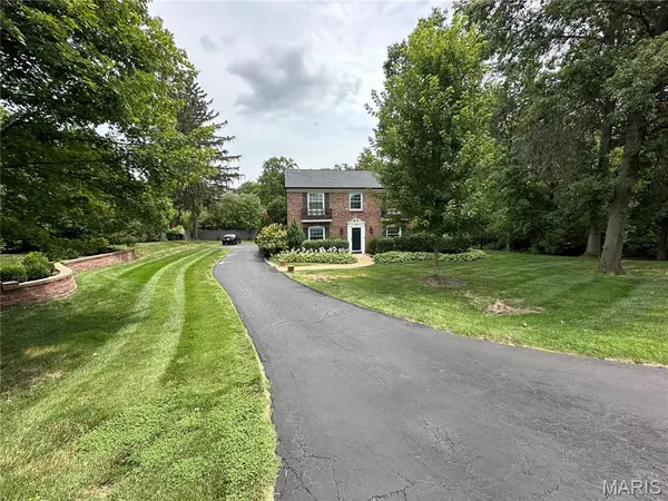 2 Woodoaks TRL, Ladue, MO 63124