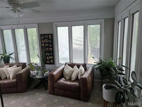 2 Woodoaks TRL, Ladue, MO 63124
