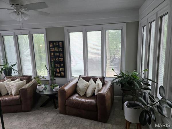 2 Woodoaks TRL, Ladue, MO 63124