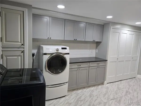 2 Woodoaks TRL, Ladue, MO 63124