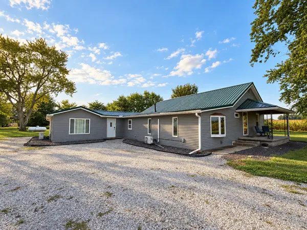 2076 N State RD, Flora, IL 62839