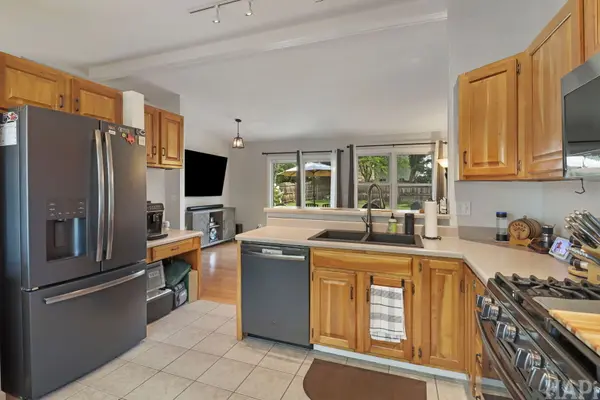 385 Northgate RD, Lindenhurst, IL 60046
