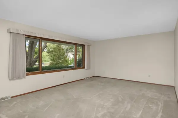 5220 Cottonwood LN N, Plymouth, MN 55442