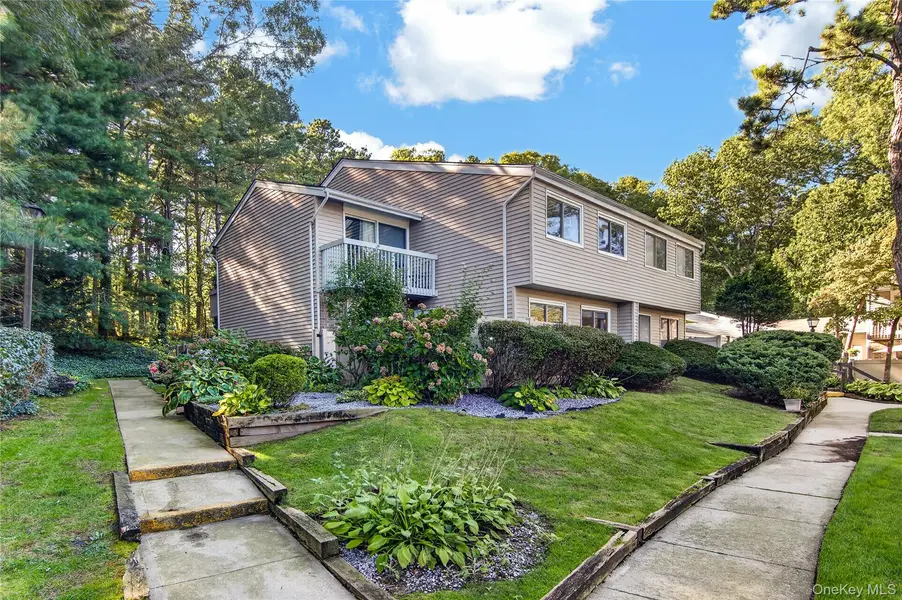 225 Springmeadow DR #A, Holbrook, NY 11741