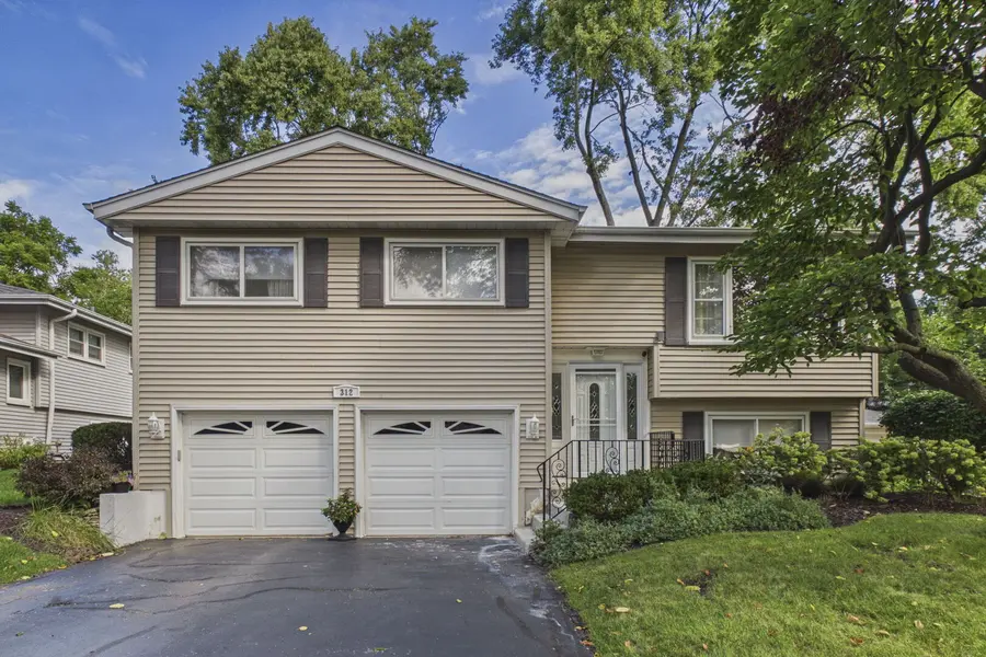 312 W Goebel DR, Lombard, IL 60148