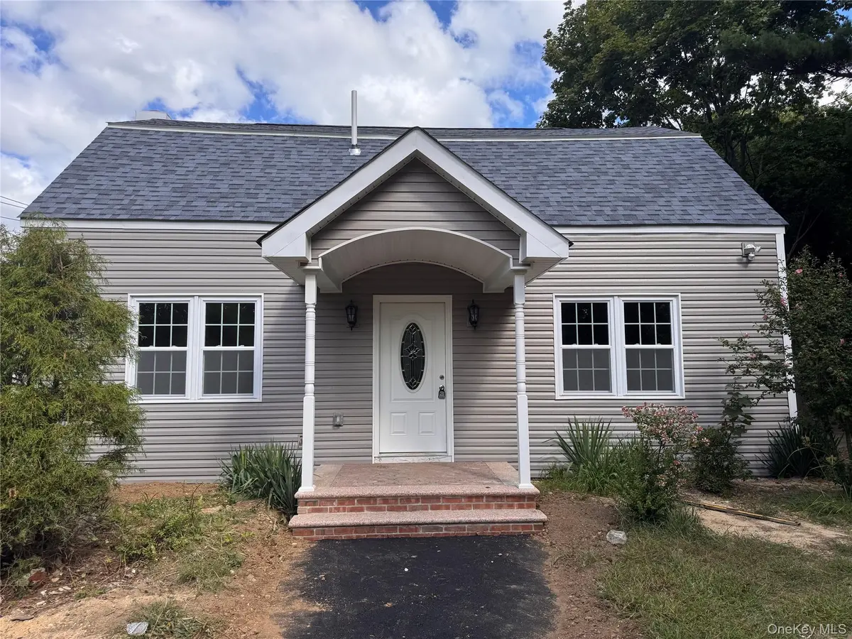 4 Barnes RD, Moriches, NY 11955