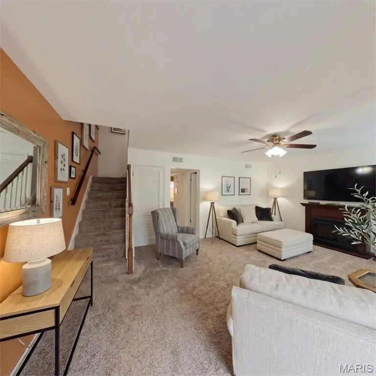 10035 Sakura DR, St Louis, MO 63128