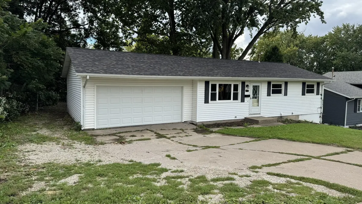 1331 SPRUCE HILLS DR, Bettendorf, IA 52722