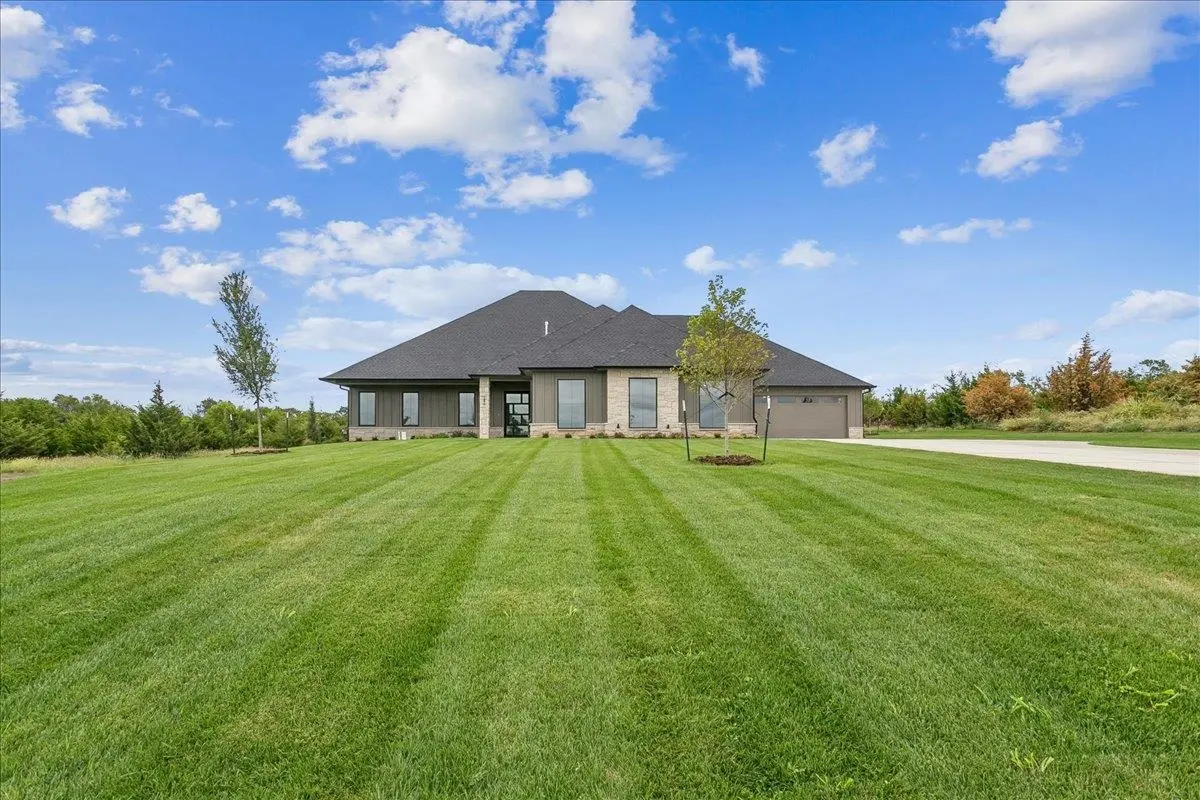 240 S Cedar Hill Boulevard, Valley Center, KS 67147