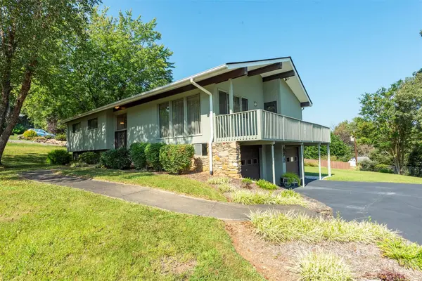 127 College CIR, Swannanoa, NC 28778
