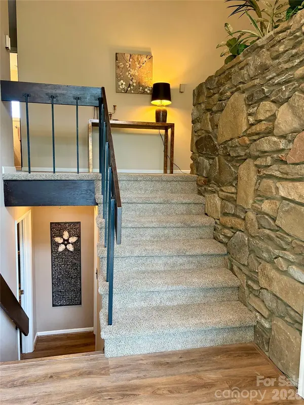 127 College CIR, Swannanoa, NC 28778