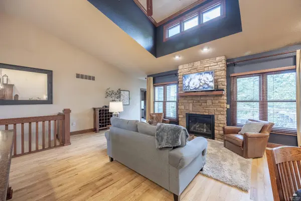 2810 Cedarsprings LN, Wamego, KS 66547