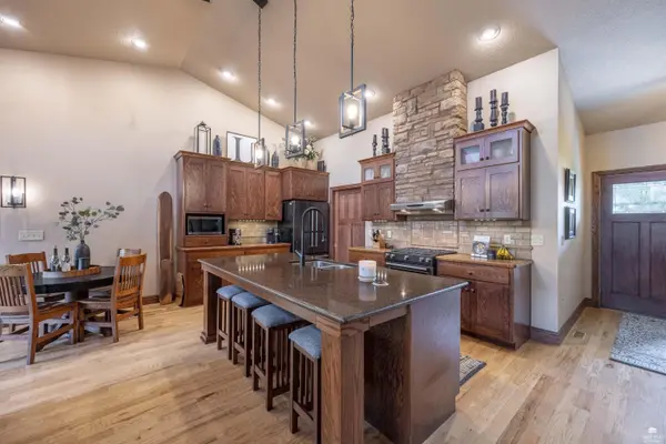 2810 Cedarsprings LN, Wamego, KS 66547