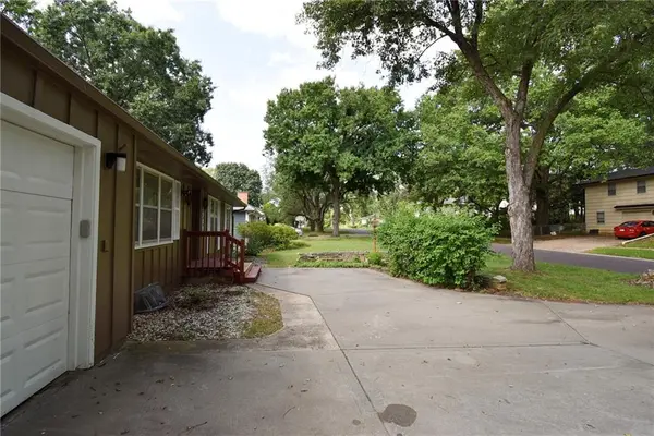 7301 W 89th ST, Overland Park, KS 66212
