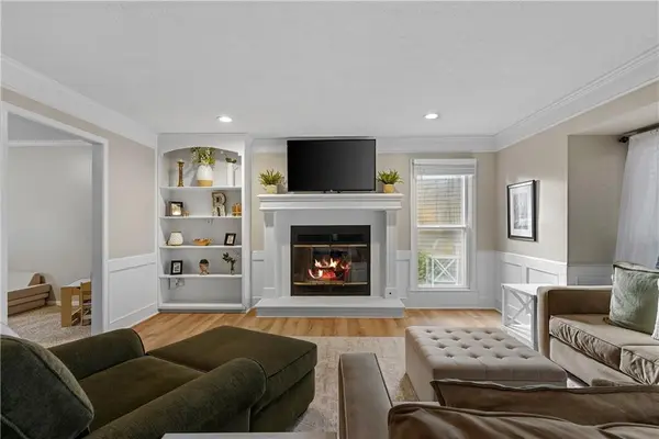 11104 W 109th TER, Overland Park, KS 66210