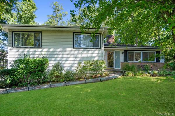 58 Ridge DR, Roslyn, NY 11576