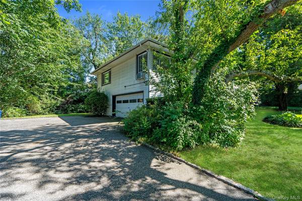 58 Ridge DR, Roslyn, NY 11576