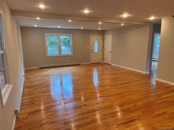 4 Barnes RD, Moriches, NY 11955