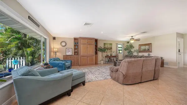 836 MAGELLAN DR, Sarasota, FL 34243