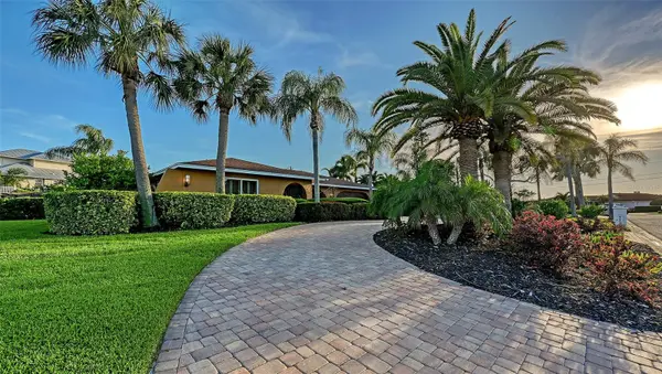 7137 WESTMORELAND DR, Sarasota, FL 34243