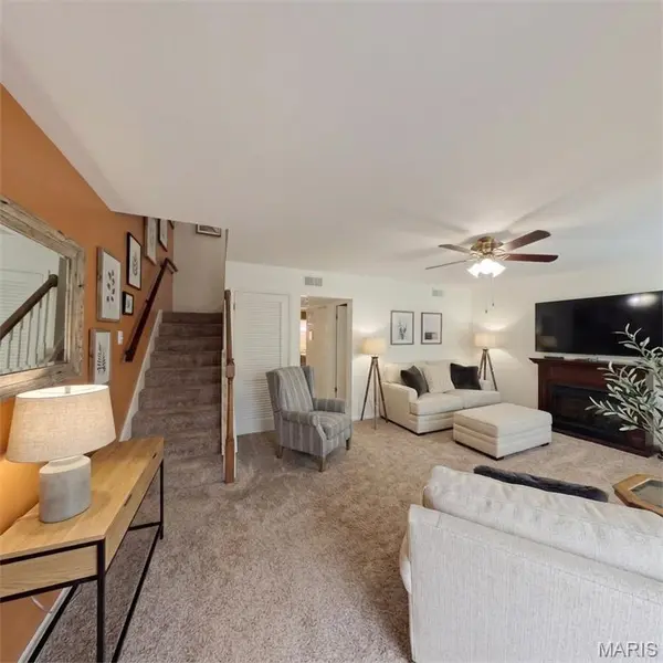 10035 Sakura DR, St Louis, MO 63128