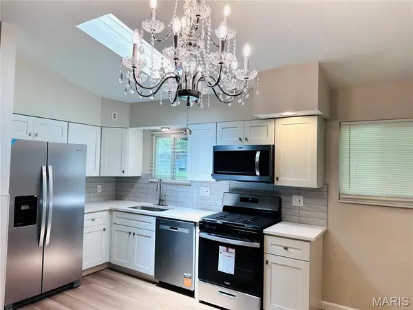13 Floweridge LN, Florissant, MO 63031